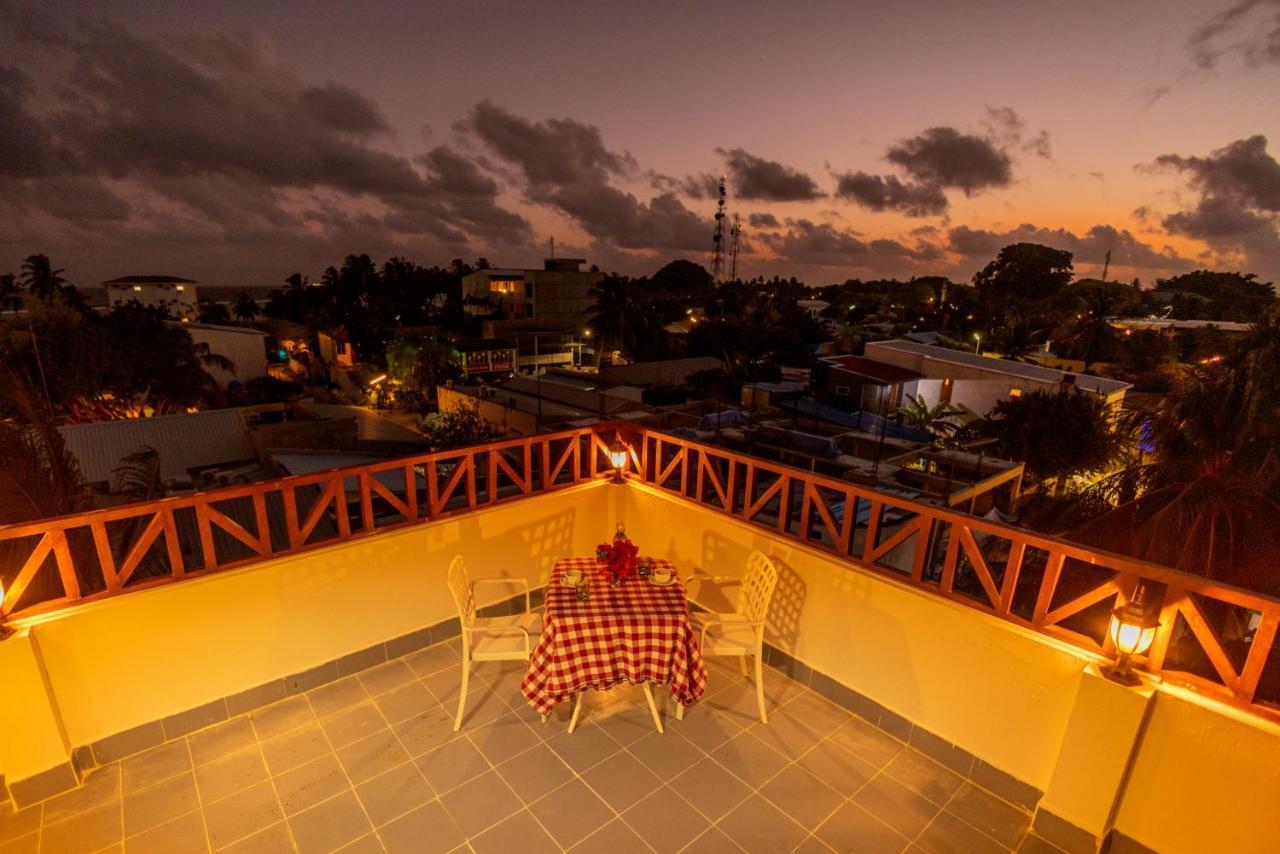 Batuta Maldives Fourson Hotel Thulusdhoo Exterior photo