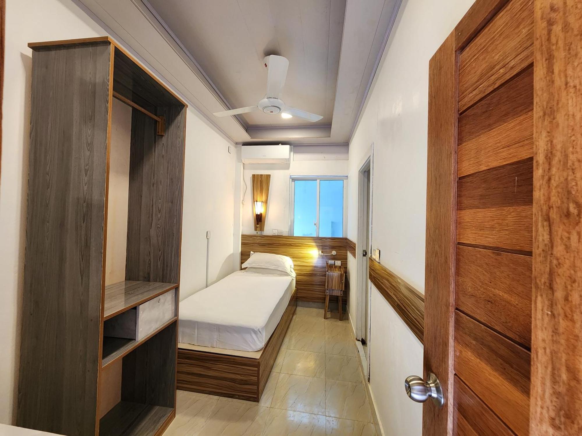 Batuta Maldives Fourson Hotel Thulusdhoo Room photo